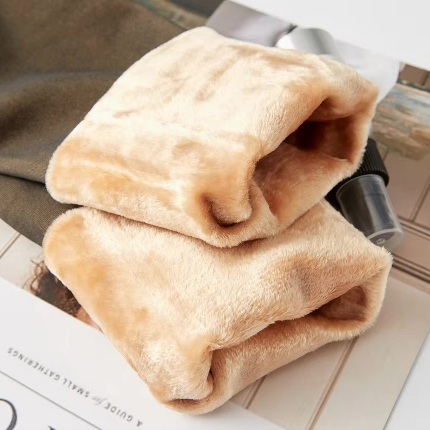 Den gennemsigtige fleece-strømpebukser